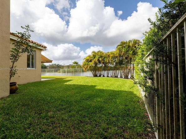 4242 Magnolia Ridge Dr, Weston FL 33331