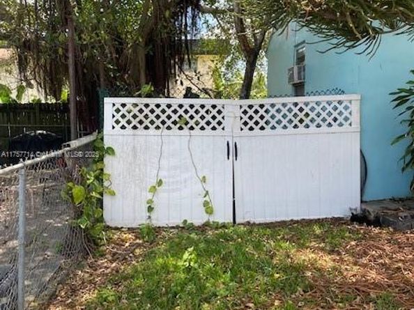 2158 NW 32nd St, Miami FL 33142