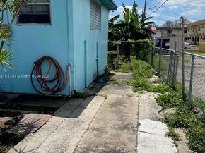 2158 NW 32nd St, Miami FL 33142