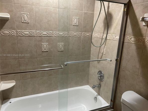 911 NE 199th St 20314, Miami FL 33179