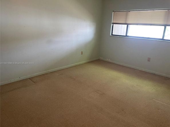 911 NE 199th St 20314, Miami FL 33179