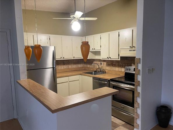 911 NE 199th St 20314, Miami FL 33179