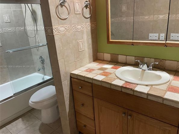 911 NE 199th St 20314, Miami FL 33179