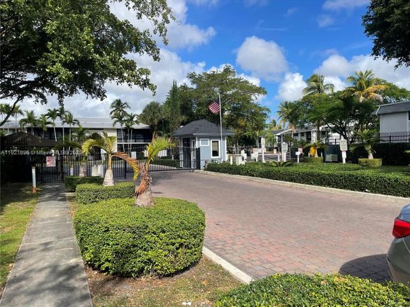 911 NE 199th St 20314, Miami FL 33179