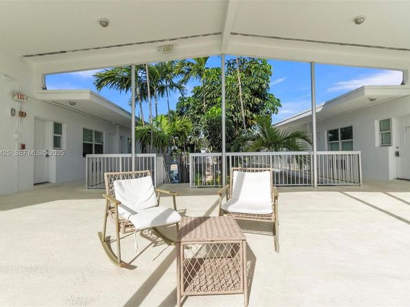 8080 Tatum Waterway Dr 25, Miami Beach FL 33141