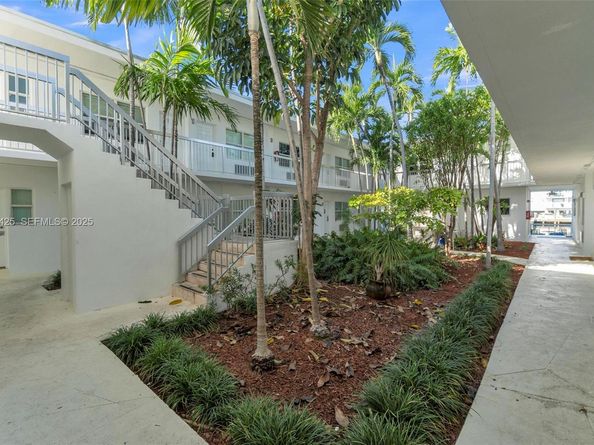 8080 Tatum Waterway Dr 25, Miami Beach FL 33141