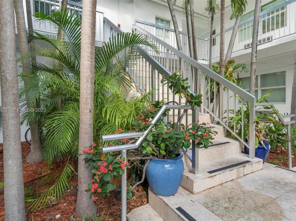 8080 Tatum Waterway Dr 25, Miami Beach FL 33141