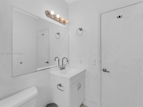 8080 Tatum Waterway Dr 25, Miami Beach FL 33141