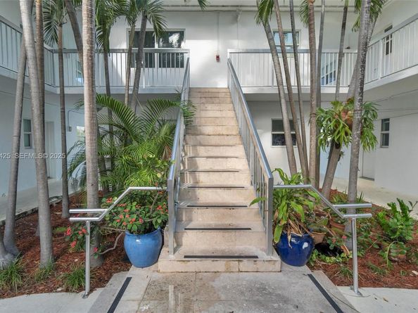 8080 Tatum Waterway Dr 25, Miami Beach FL 33141