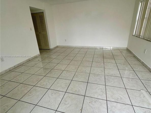 2582 W 56th St 201, Hialeah FL 33016