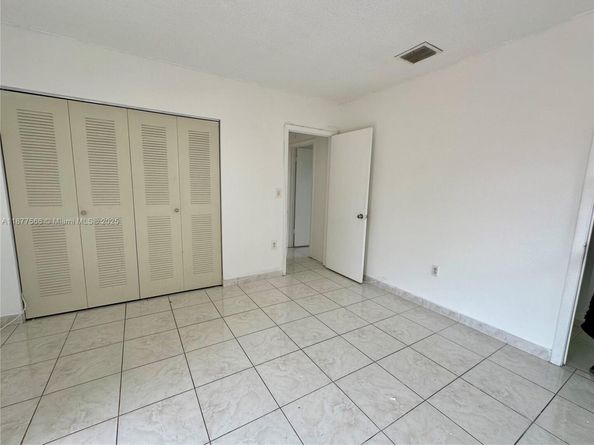 2582 W 56th St 201, Hialeah FL 33016