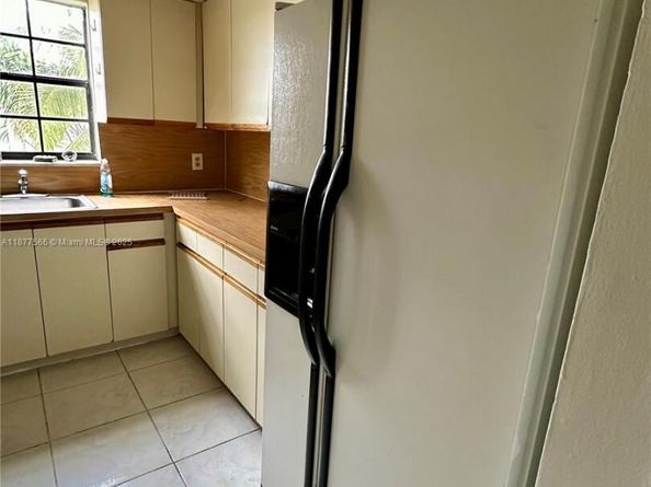 2582 W 56th St 201, Hialeah FL 33016
