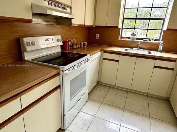 2582 W 56th St 201, Hialeah FL 33016