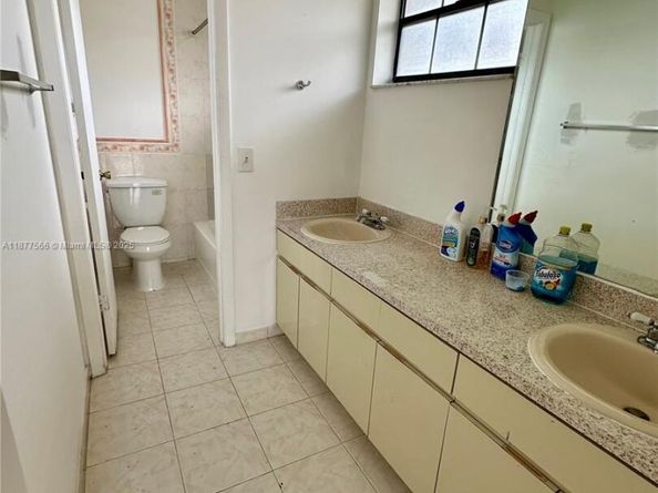 2582 W 56th St 201, Hialeah FL 33016