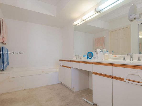 Undisclosed Address #A11789950, Aventura FL 33180