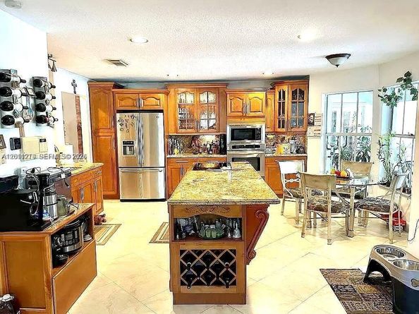 12421 SW 76th St, Miami FL 33183