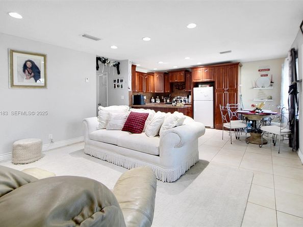 6810 Farragut St, Hollywood FL 33024