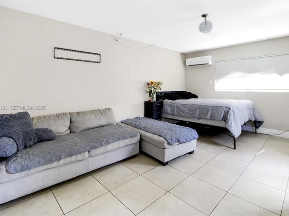 6810 Farragut St, Hollywood FL 33024