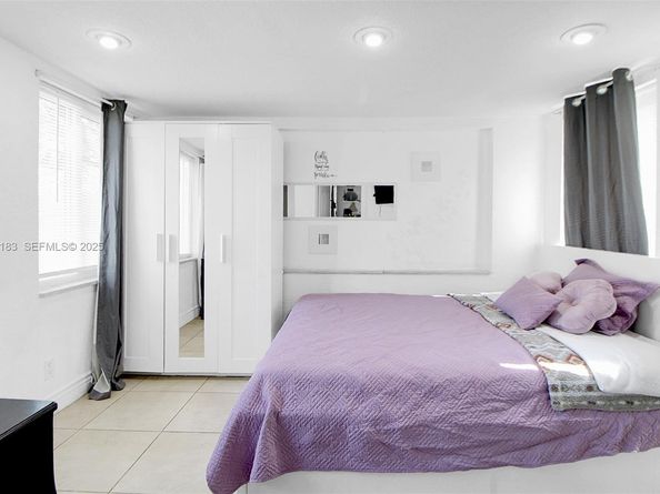 6810 Farragut St, Hollywood FL 33024