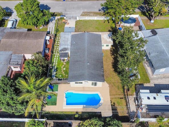 6810 Farragut St, Hollywood FL 33024