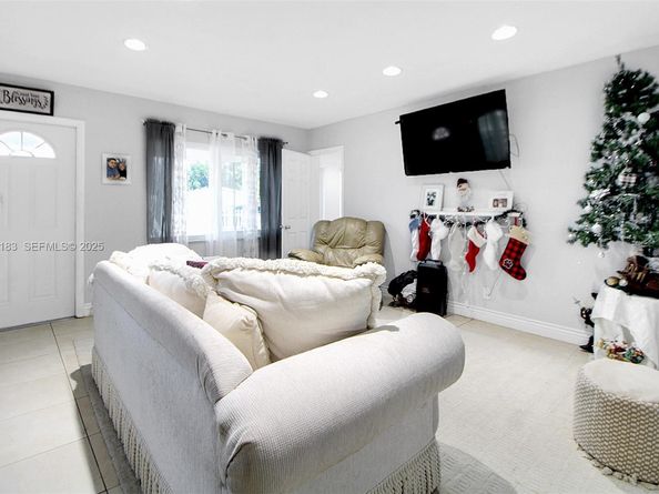 6810 Farragut St, Hollywood FL 33024