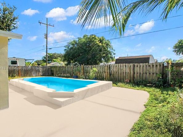 6810 Farragut St, Hollywood FL 33024