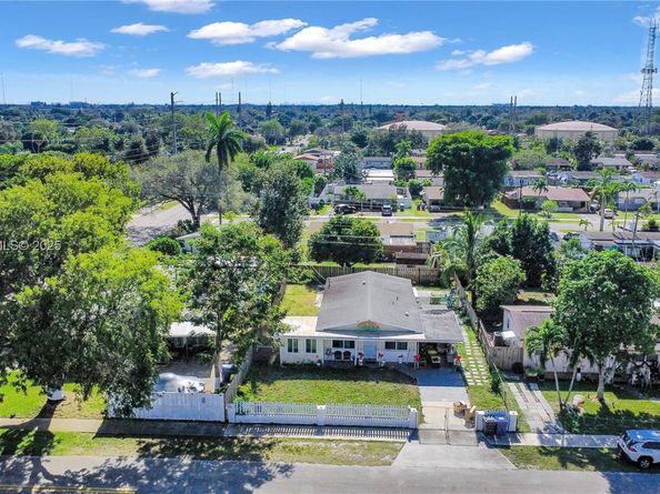 6810 Farragut St, Hollywood FL 33024