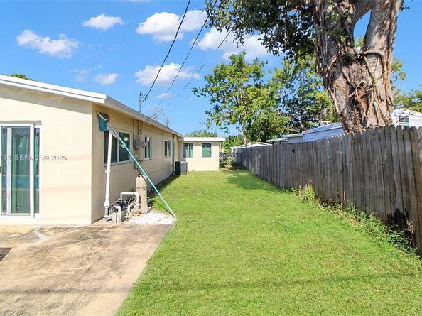 6810 Farragut St, Hollywood FL 33024