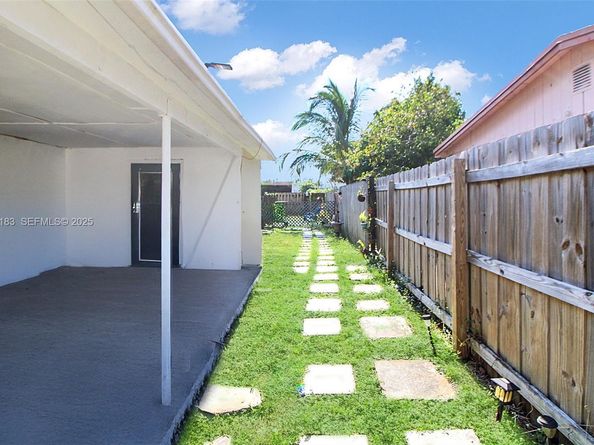 6810 Farragut St, Hollywood FL 33024