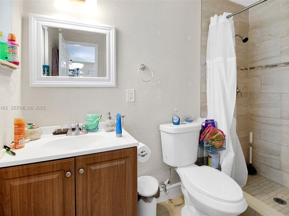 6810 Farragut St, Hollywood FL 33024