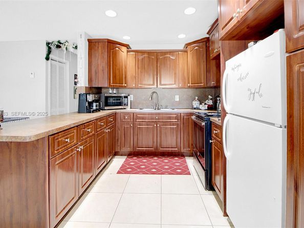 6810 Farragut St, Hollywood FL 33024