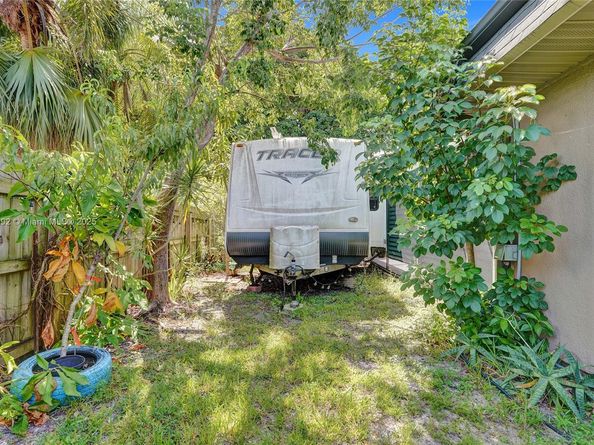 7811 NW 75th Ave, Tamarac FL 33321