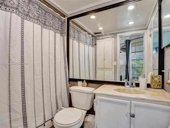 7811 NW 75th Ave, Tamarac FL 33321