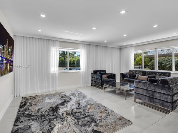 1045 Hollywood Blvd, Hollywood FL 33019