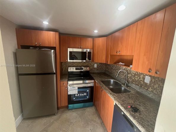 498 NW 165th St D501, Miami FL 33169