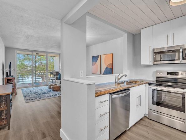 9340 Lagoon Pl 303, Davie FL 33324