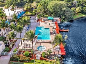 9340 Lagoon Pl 303, Davie FL 33324