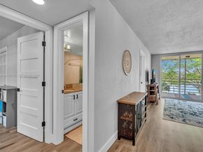 9340 Lagoon Pl 303, Davie FL 33324