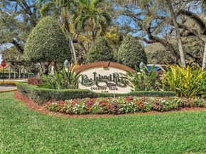 9340 Lagoon Pl 303, Davie FL 33324