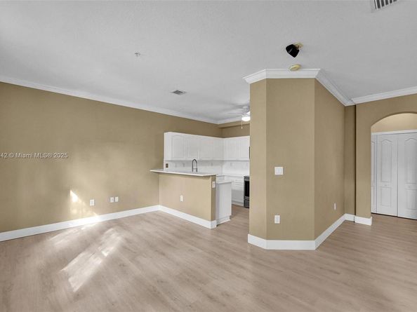 100 Jacaranda Country Club Dr 203, Plantation FL 33324