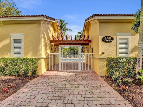 100 Jacaranda Country Club Dr 203, Plantation FL 33324