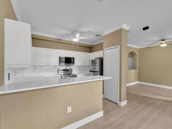 100 Jacaranda Country Club Dr 203, Plantation FL 33324