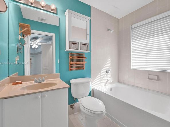 100 Jacaranda Country Club Dr 203, Plantation FL 33324