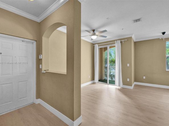 100 Jacaranda Country Club Dr 203, Plantation FL 33324