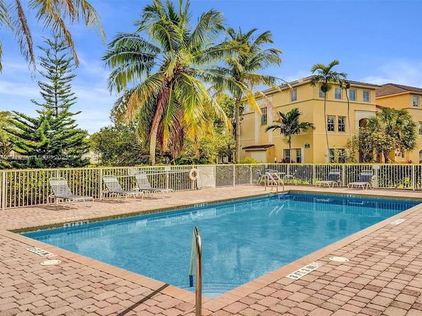 100 Jacaranda Country Club Dr 203, Plantation FL 33324