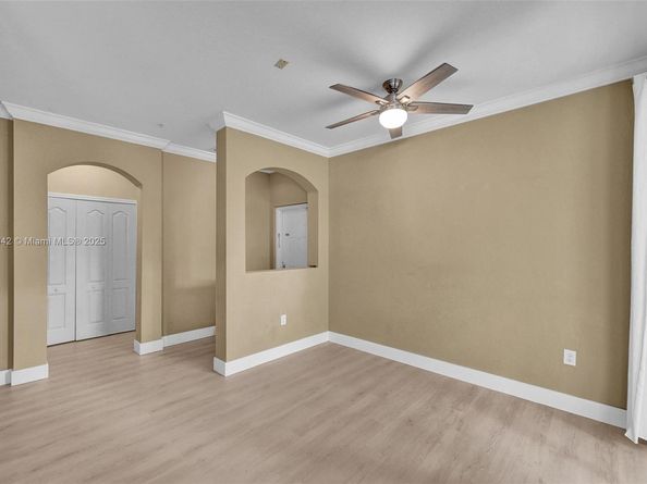 100 Jacaranda Country Club Dr 203, Plantation FL 33324