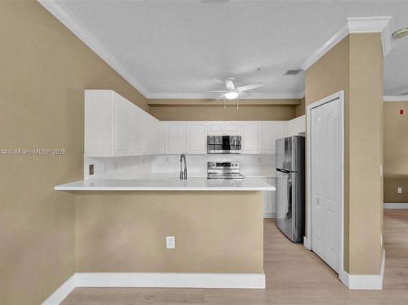 100 Jacaranda Country Club Dr 203, Plantation FL 33324