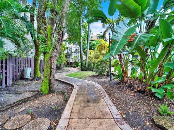 6886 N Kendall Dr D102, Pinecrest FL 33156