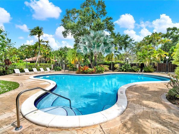 6886 N Kendall Dr D102, Pinecrest FL 33156