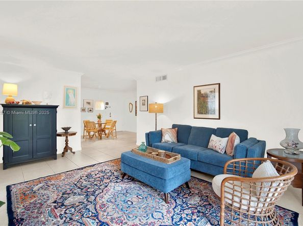 6886 N Kendall Dr D102, Pinecrest FL 33156